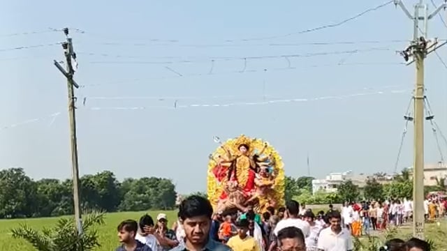 नाम आंखों से मां दुर्गा को दी गई विदाई,विसर्जन के लिए निकला माता रानी की प्रतिमा खरवा दुर्गा मंदिर रजौन 