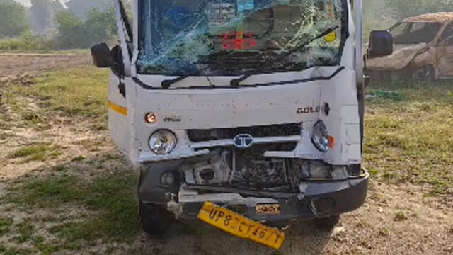 यमुना एक्सप्रेसवे पर खड़े छोटा हाथी में पीछे से छोटा हाथी ने मारी टक्कर, चालक घायल,,