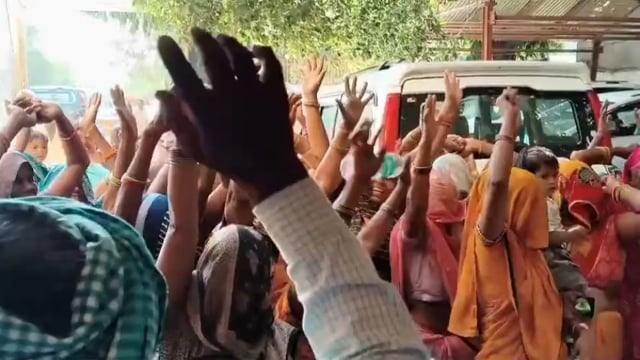सोनई में शराब का ठेका हटाने की मांग तेज, आठ बार के विधायक पंडित श्यामसुंदर शर्मा के यहां पहुंचीं ग्रामीण व महिलाएं