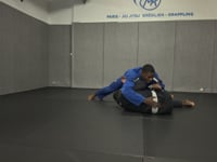 Griper la ceinture pour exposer le bras