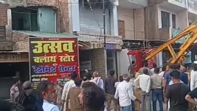 हीरागंज बाजार में उत्सव क्लॉथ स्टोर रेडीमेड सेंटर में भीषण आग, शॉर्ट सर्किट से हादसे की आशंका
हीरागंज बाजार, प्रतापगढ़।#l