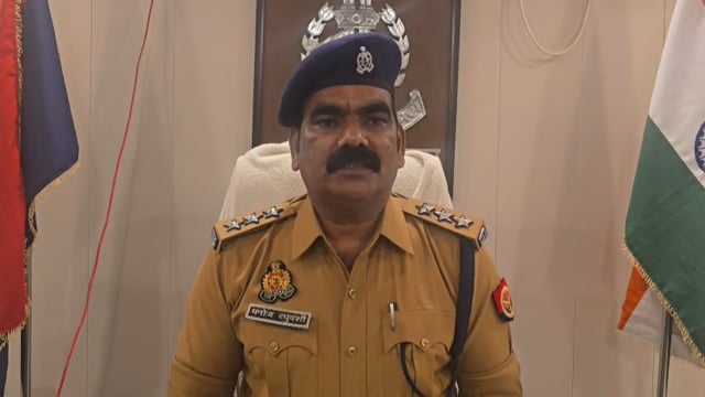 थाना महेशगंज क्षेत्रान्तर्गत हीरागंज बाजार स्थित उत्सव क्लॉथ स्टोर में आग लगने की घटना में स्थानीय पुलिस द्वारा#latest_n