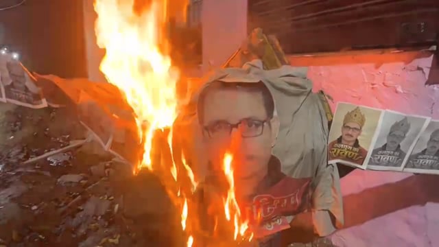मथुरा में अनोखा विरोध! रावण के साथ व्यवस्था पर भी बरसी जनता की नाराजगी, वार्ड 36 में गंदगी को लेकर पार्षद का पुतला दहन!
