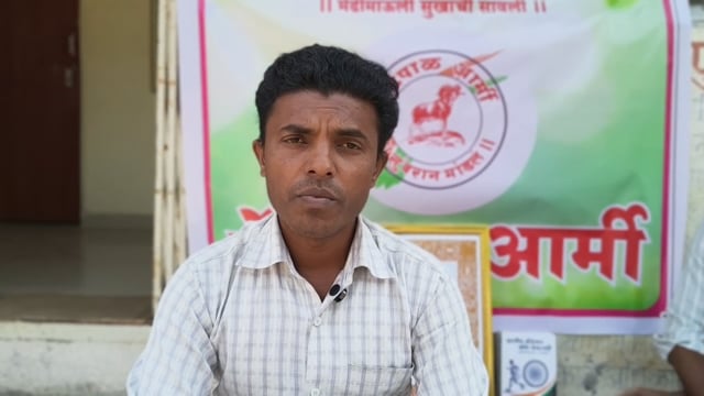 पुजारवाडी मध्ये भटक्या कुत्र्यांचा बंदोबस्त करावा या मागणीसाठी सागर मोठे या युवकाचं ग्रामपंचायतीसमोर आंदोलन