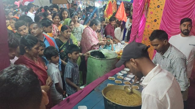 दशहरा पूजा दसवीं के शुभ अवसर पर महाप्रसादी का भोग प्राप्त करने रजौन मोदी हाट दुर्गा मंदिर में उमड़ी श्रद्धालुओं की भीड़