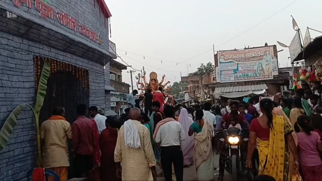बरदाहा व सांढ़ गांव में मां दुर्गा मां काली की प्रतिमा का विसर्जन
