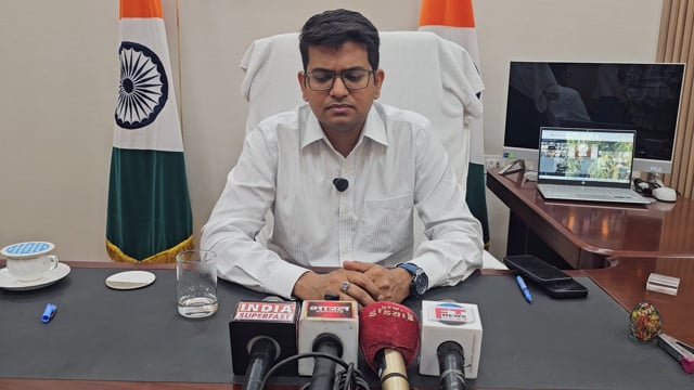 सिद्धार्थनगर: प्रधानमंत्री शहरी आवास योजना पर उठे सवाल, आवासों में कहीं शराब की दुकान तो कहीं वेल्डिंग और किराना स्टोर!