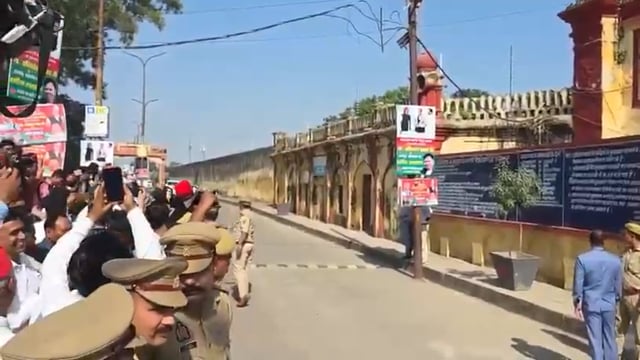 *यूपी: रामपुर पहुंचे अखिलेश यादव, अखिलेश यादव नें रामपुर ज़िला कारागार में आज़म खान से मुलाकात की ।*