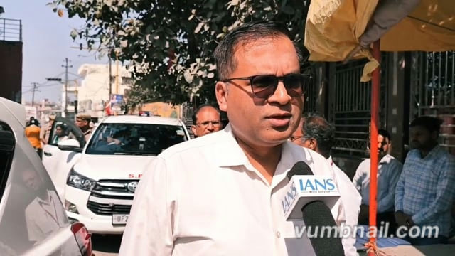 जिलाधिकारी ने मतदान केंद्रों का निरीक्षण कर व्यवस्थाओं का लिया जायजा