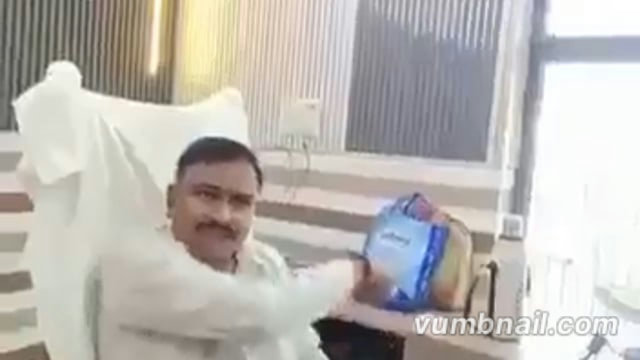 यूपी के कासगंज पटियाली के बीडीओ संजीव कुमार का कथित वीडियो वायरल है। इसमें वह सरकारी काम के बदले 10 प्रतिशत कमीशन और वरिष्ठ अधिकारियों को 1-1 प्रतिशत हिस्सा दिए जाने की बात कहते सुनाई दे रहे हैं....वीडियो देखें !!