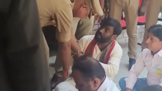 प्रयागराज में सपा कार्यकर्ता शिक्षक MLC चुनाव में गड़बड़ी का आरोप लगाते हुए धरने पे बैठ गए हैं @lavkush2533 