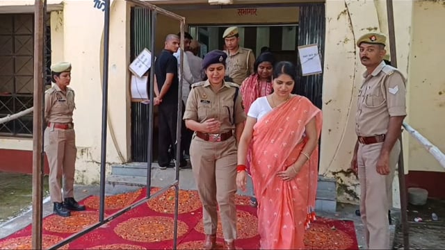 शिक्षक एमएलसी चुनाव: मतदान केंद्रों का डीएम, एसपी और एडीएम ने किया निरीक्षण
