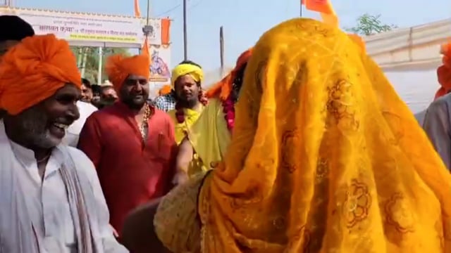 त्यागी बाबा के जयकारो से गूंज उठा ग्राम बाटी, उमड़ा संतों का सैलाब
विशाल कलश यात्रा के साथ हनुमंत महायज्ञ एवं विराट संत सम्मेलन का शुभारंभ
त्यागी बाबा श्याम दास महाराज की प्रथम पुण्यतिथि पर आयोजित हो रहा सप्त दिवसीय महामहोत्सव, कई राज्यों के संत और राजनीतिक हस्तियां होंगी शामिल