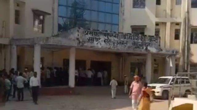 रजौन प्रखंड मुख्यालय में मतदाता का लगा लम्बी कटार