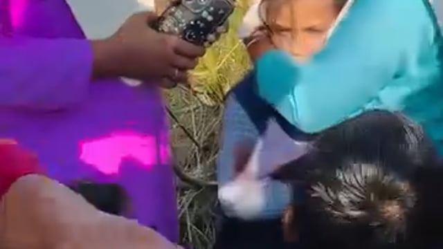 अम्बेडकरनगर में खेत में जा घुसी स्कूल बस, कई बच्चे मामूली घायल