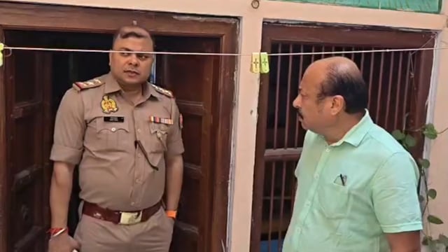 मथुरा: चुना कंकड़ में घर के अंदर महिला का शव मिलने से मचा हड़कंप, संदिग्ध मौत की जांच में जुटी पुलिस