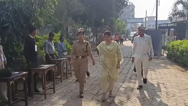 UPSSSC PET-2026 परीक्षा केंद्र का डीएम और एसपी ने किया निरीक्षण 