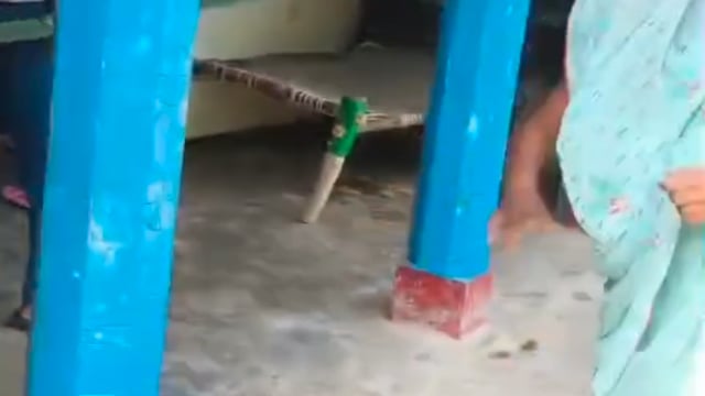 पिनहट। पुरा नत्था में सबमर्सिबल से पानी भरने के विवाद में जेठ ने छोटे भाई की पत्नी को लाठी-डंडों से दौड़ा-दौड़ाकर पीटा। मारपीट का वीडियो वायरल, महिला गंभीर घायल।