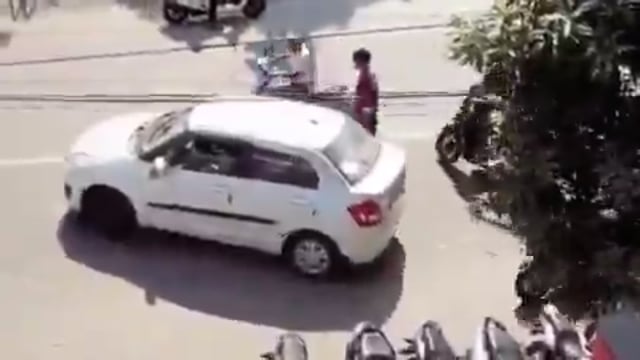 नशे में धुत युवक ने पहले कार का शीशा तोड़ा और फिर ....

हरिद्वार के आर्य नगर चौक के पास नशे में धुत एक युवक सड़क पर चल रहे लोगों को परेशान कर रहा था और इसी दौरान उसने एक सफेद कार का शीशा तोड़ दिया। इसके बाद कार चालक ने नीचे उतरकर युवक की पिटाई कर दी।