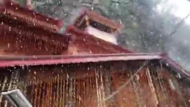 उत्तरकाशी: श्री यमुनोत्री धाम में साल की पहली बर्फबारी का आनंद लेते श्रद्धालु