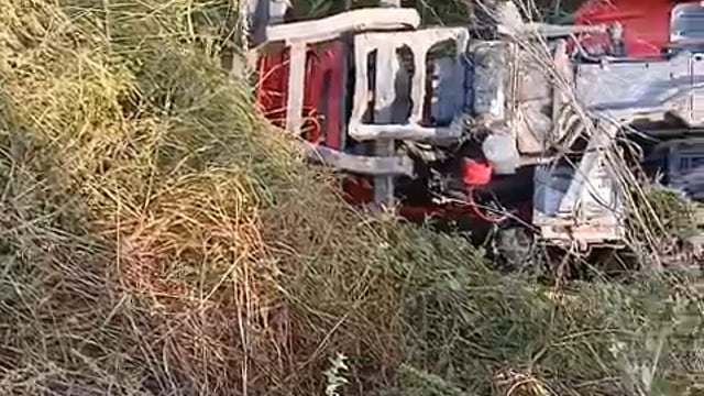 पचहरा रजबहा में।गिर ट्रेक्टर