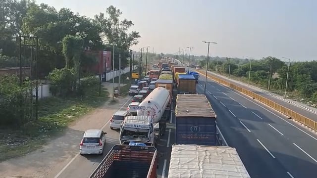 फरह आगरा मथुरा नेशनल हाईवे पर लगा जाम सीएससी स्वास्थ्य केंद्र से लेकर फतिहा फ्लाई ओवर तक जाम 