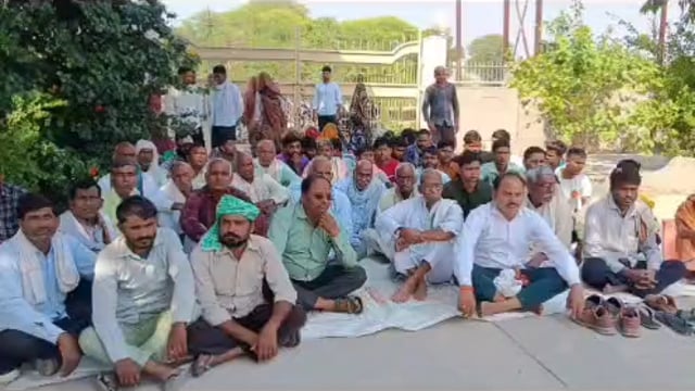 .  मथुरा के मांट में लाइन पर काम करते समय हादसा, इलाज को लेकर घिरे बिजली विभाग के,अधिकारी,,
