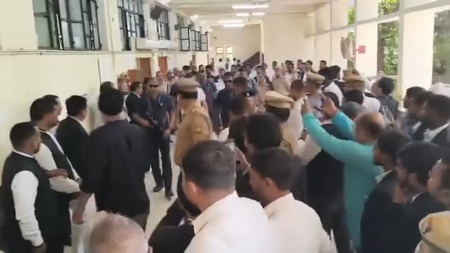 सुल्तानपुर कोर्ट ने राहुल गांधी को बरी किया। अमित शाह को लेकर दिए गए बयान पर उनके खिलाफ मानहानि केस BJP नेता ने दर्ज कराया था। अपने नेता के बरी होने की खुशी में समर्थक लोग कोर्ट के बाहर जश्न मना रहे हैं।

#RahulGandhi #Sultanpur #Congress #AmitShah