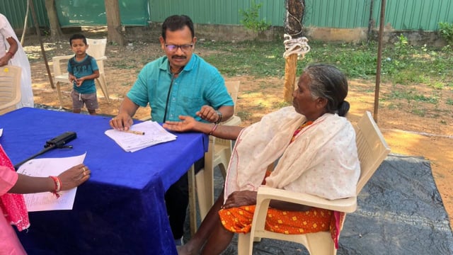 गडचिरोली पोलीस दलाच्या वतीने मौजा कोटमी येथे आरोग्य शिबिराचे आयोजन 
