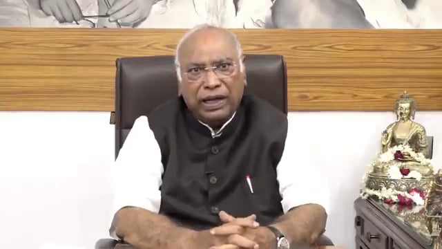 कांग्रेस अध्यक्ष मल्लिकार्जुन खड़गे ने महंगाई और कथित वोट चोरी को लेकर केंद्र