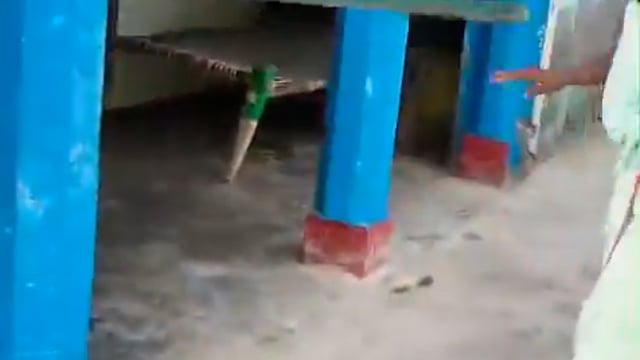 आगरा- साझा सबमर्सिबल से पानी भरने को लेकर हुए विवाद में, बड़ा भाई अपने छोटे भाई की पत्नी को दौड़ा दौड़ा कर लाठियों से पीटा।