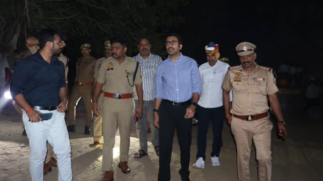 आज दिनांक 26.10.2026 को जिलाधिकारी शशांक चौधरी व पुलिस अधीक्षक सरवणन टी ने संयुक्त रूप से दुर्गा प्रतिमा विसर्जन 