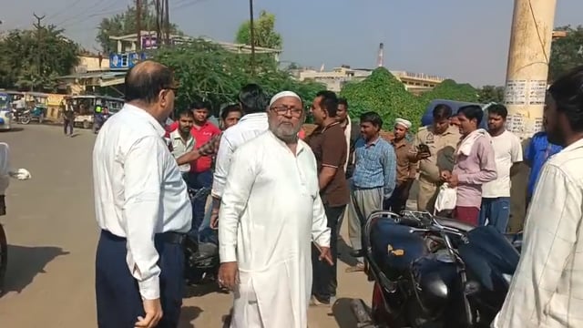 मथुरा से बड़ी खबर सरकारी रिकॉर्ड में दर्ज कब्रिस्तान की जमीन पर अवैध रूप से बाउंड्री बाल बनाए जाने का मामला सामने आया है