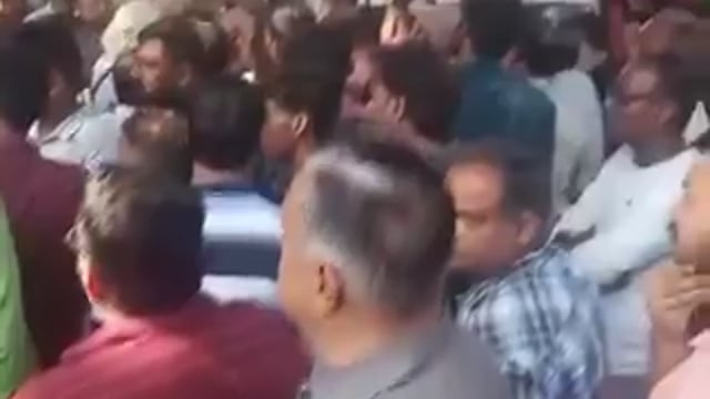 लखनऊ के सआदतगंज में कल हुए ट्रिपल मर्डर के बाद आज सुबह से धरना प्रदर्शन जारी है

आरएसएस से जुड़े थे मृतक, हत्या के बाद बवाल

भाजपा और RSS के पदाधिकारी मौके पर DCM और DGP को बुलाने की माँग कर रहें हैं