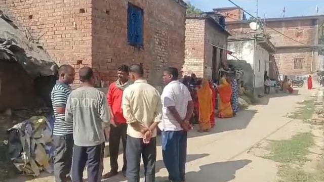 घर की सफाई के लिए मिट्टी निकालते समय, मिट्टी का टिला ढहा दो महिलाएं दबी,एक की मौत 