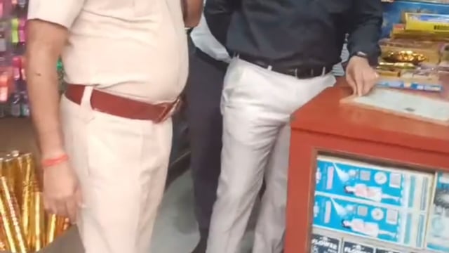 अमरपुर में पटाखा दुकानों की जांच, अधिकारियों ने दुकानदारों को दिये सख्त निर्देश।