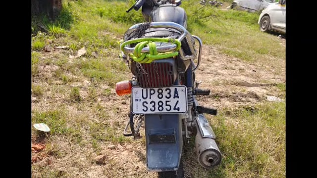 मथुरा नोहझील के यमुना एक्सप्रेसवे पर बाइक का, टायर फटने से हादसा, महिला घायल,,