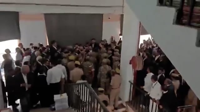 इलाहाबाद हाईकोर्ट के अंदर वकीलों ने किया हंगामा
कोर्ट रूम और परिसर में वकीलों ने तोड़फोड़ भी किया
जस्टिस अजय भनोट ने कोर्ट रूम से वकील से माफी मंगवाई जिसको लेकर वकीलों में है आक्रोश
आक्रोशित वकीलों ने हाईकोर्ट में कार्य बहिष्कार किया
हाईकोर्ट बार एसोसिएशन भी वकीलों के समर्थन में उनके साथ खड़ा है
जस्टिस द्वारा वकीलों का अपमान करने का है आरोप