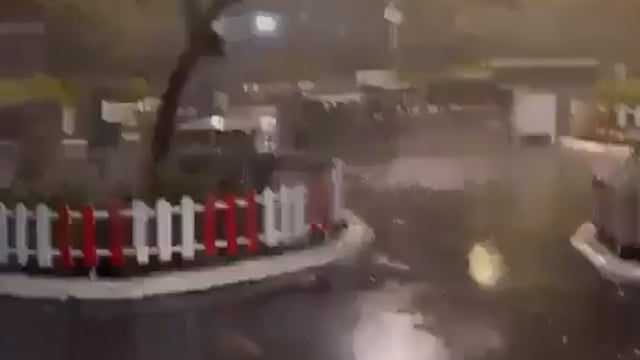 अर्नब चक्रवात का रौद्र रूप चेन्नई के बाद अब विशाखापत्तनम में नजर आया है। तेज आंधी जिसकी रफ्तार डेढ़ सौ किलोमीटर की जानलेवा हद तक भी जाने की आशंका जताई जा रही है।