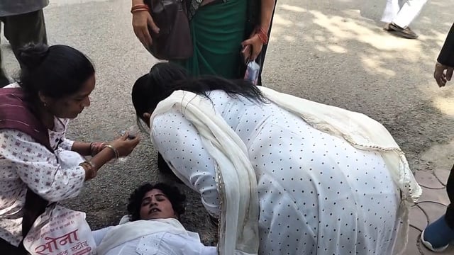 शाहजहांपुर कलेक्ट्रेट में धरने पर बैठी महिला के गिरने से मचा हड़कंप, अधिकारी से मिलने आई थी महिला