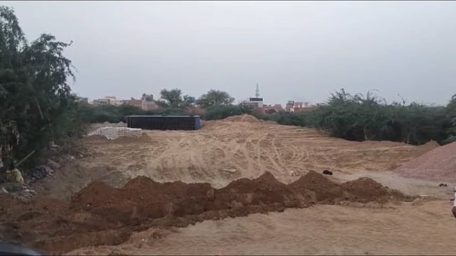 वृंदावन में नगर निगम की कार्रवाई पर विवाद, बिना नोटिस बाउंड्री वॉल ढहाने और सामान ले जाने का आरोप