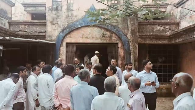 ​आलापुर तहसील परिसर में जल्द ही न्यायालय की सुविधा शुरू होने की उम्मीद जग गई है। इसी सिलसिले में आज दो मुख्य न्यायिक मजिस्ट्रेट (CJM) की टीम ने आलापुर तहसील परिसर का दौरा कर स्थिति का जायजा लिया।