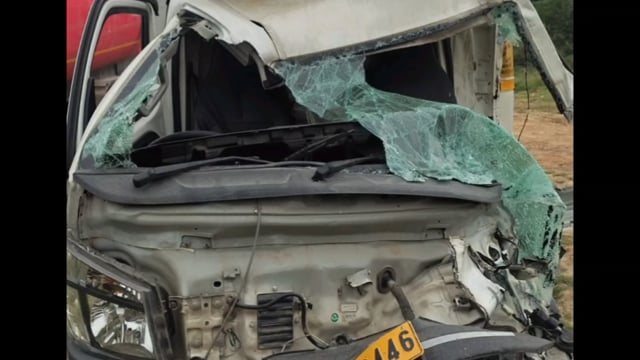 मथुरा के थाना नोहझील क्षेत्र के यमुना एक्सप्रेसवे पर कंटेनर में घुसी टाटा छोटा हाथी, चालक घायल,,