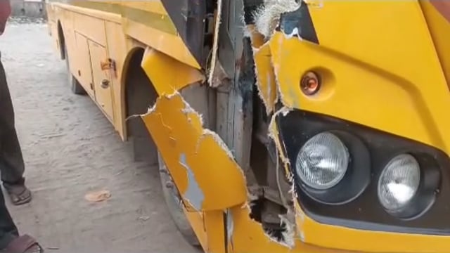मथुरा के राया में स्कूली बस और मैक्स की भिड़ंत,बाल बाल  बचे बच्चे, बड़ा हादसा टला,,