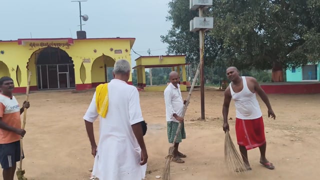 मेला समाप्ति के बाद उत्साही युवाओं द्वारा दुर्गा मंदिर प्रांगण की की गई साफ सफाई