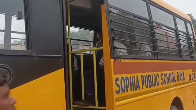 मथुरा के राय में स्कूल बस और   मैक्स की भिड़ंत बाल वाले बच्चे स्कूल के बच्चे