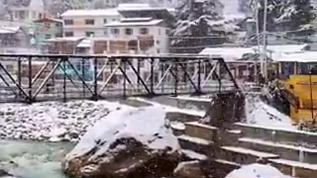गंगोत्री धाम की आज की मन मोह लेने वाली तस्वीर

गंगोत्री धाम में आज जमकर बर्फबारी हो रही है पूरा गंगोत्री धाम बर्फ की सफेद चादर में लिपटा हुआ नजर आ रहा है