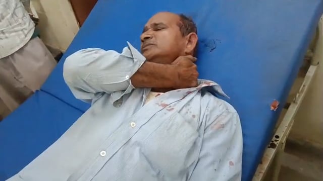 पिनाहटlकुकथरी में कुल्हाड़ी से जानलेवा हमला, हालत गंभीर!

घर के दरवाजे पर खड़े केशव ओझा पुत्र बैजनाथ पर पूर्व प्रधान के बेटे रामू पर कुल्हाड़ी से हमला करने का आरोप। घटना से गांव में मचा हड़कंप, पुलिस कार्रवाई का इंतजार।