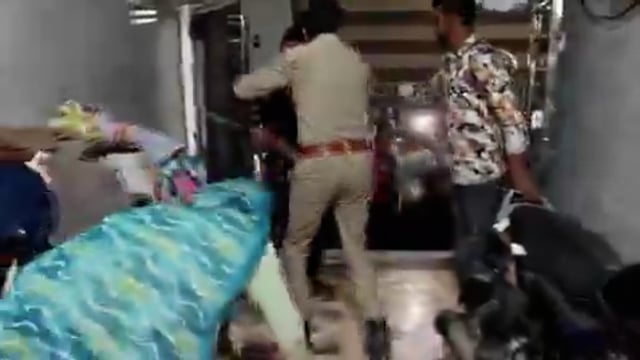*मथुरा में करवा चौथ की रात पति ने पत्नी को उसके प्रेमी के साथ पकड़ लिया।* दोनों प्रेमी के किराए के कमरे में थे। पति अपनी भाभी और परिवार की अन्य महिलाओं को साथ मौके पर पहुंच गया। देखते ही देखते देवरानी और जेठानी के बीच मारपीट शुरू हो गई।
