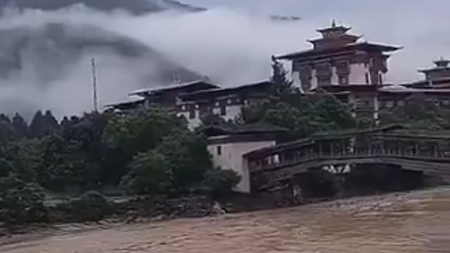 Bhutan... 

भूटान में फूटा ग्लेशियल लेक, भारत में भयंकर बाढ़ का हाई अलर्ट !

भूटान